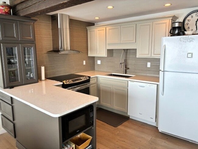 Building Photo - 900 Meadow Creek Dr