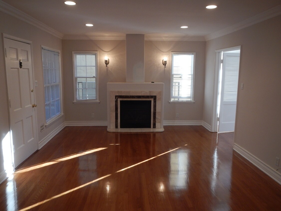Primary Photo - 323 N Orange Grove Ave