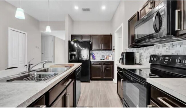 Foto del edificio - 417 Pinecrest Loop
