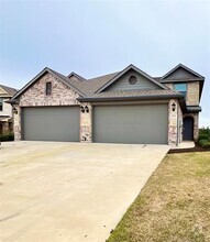 Building Photo - 4925 Sanger Cir Dr