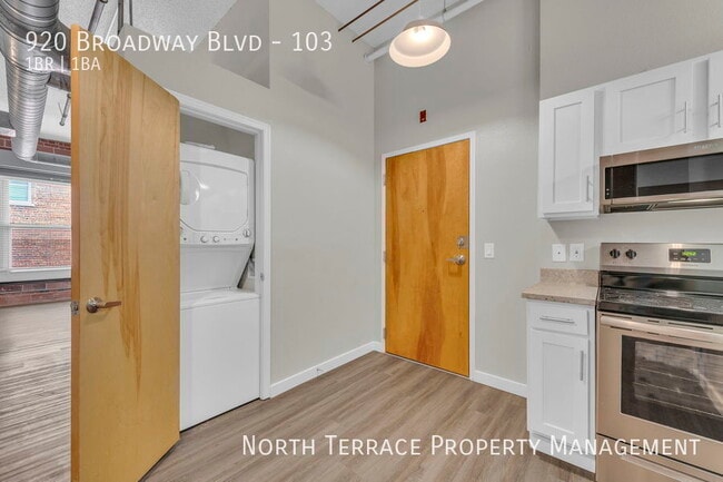 Building Photo - Stylish Urban Living Awaits at Jewell Loft...