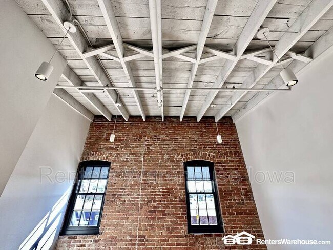 Building Photo - 112 SE 4th St