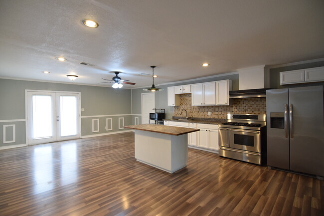 Building Photo - 3107 Longview Dr