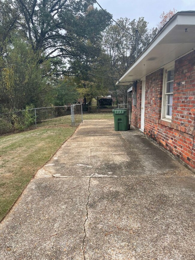 Building Photo - ** 3 Bed 1 Bath Located in Forrest Hills *...