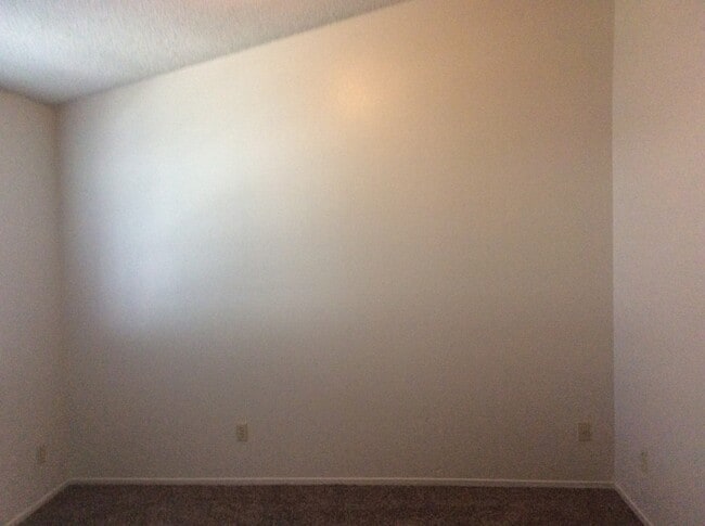 Building Photo - 2600 Brookside Dr