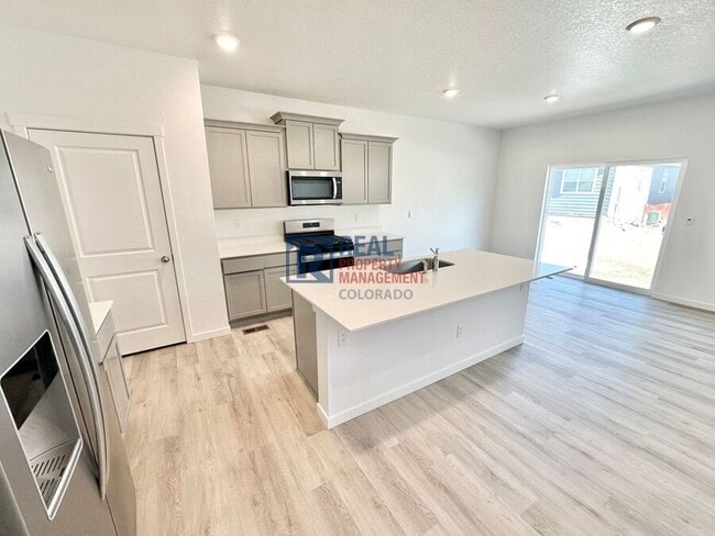 Building Photo - 778 N Clubview St