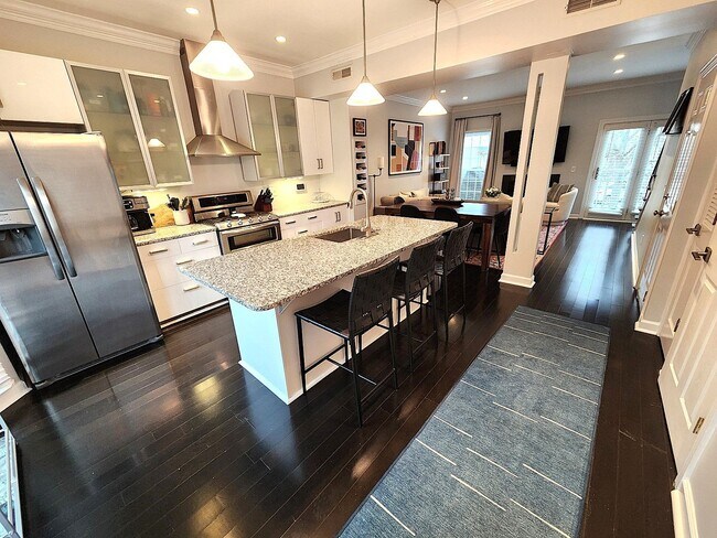 Foto del edificio - Location, location, location! Beautiful 2BR/1.5BA townhouse in West End Park!