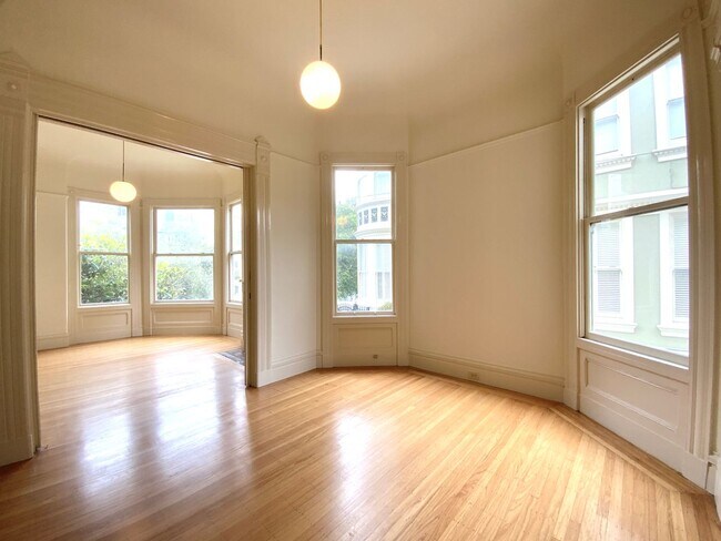 Foto del edificio - SPACIOUS 4BR! Laundry IN-UNIT! Great Locat...