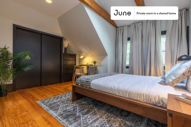 Foto del edificio - Private bedroom in 5 bed/2 bath Home