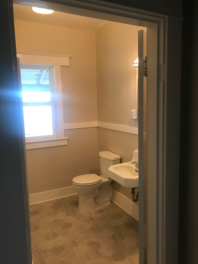 Baño con suelo de vinilo. - 6 Nineteen Apartments