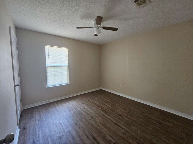 Foto del edificio - "Charming 3-Bed, 2-Bath Retreat Awaits!"  MOVE IN SPECIAL -- $250 off First Months Rent.