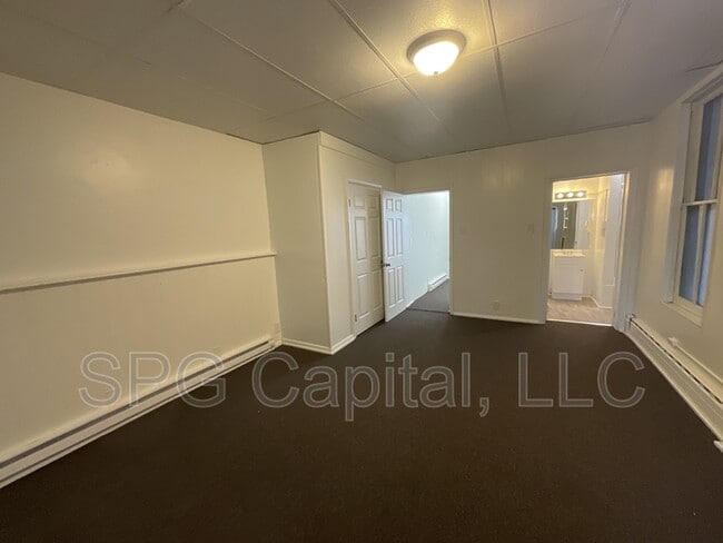 Building Photo - 631 E Market St