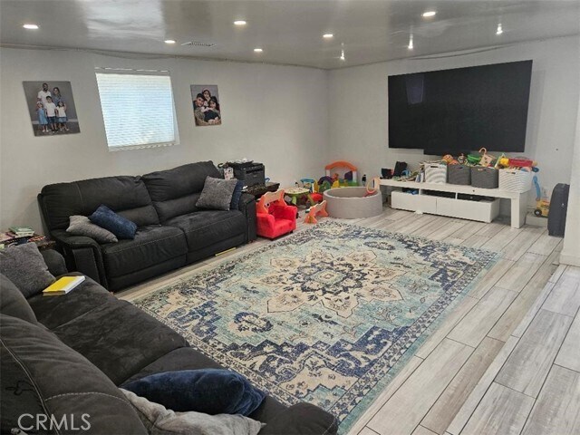 Foto del edificio - 5075 Chimineas Ave