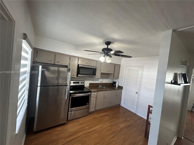 Foto del edificio - 609 NE 6th Ct