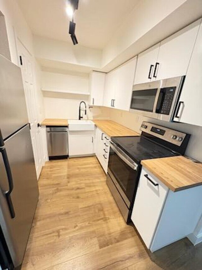 Foto del edificio - FREE RENT/EARLY ENTRY  1 bedroom 1 bath Beautiful Upstairs Unit in Prime Location