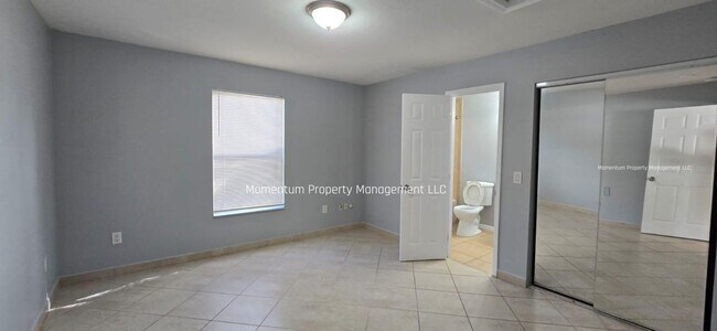 Foto del edificio - Spacious 3-Bedroom, 2-Bath Home with Covered Screened Porch & Large Kitchen in Tampa