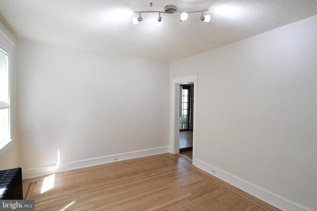 Building Photo - 804 W 21st St