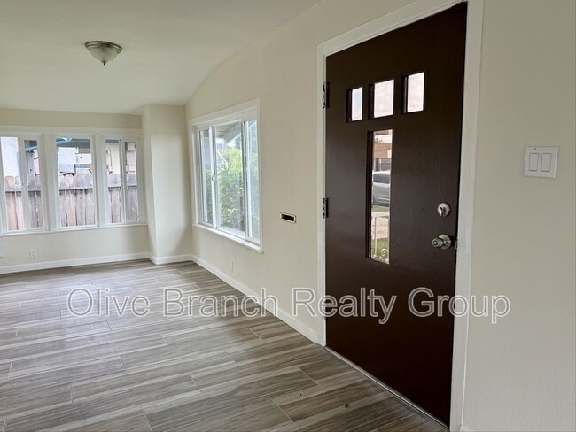 Building Photo - 4125 S Van Ness Ave