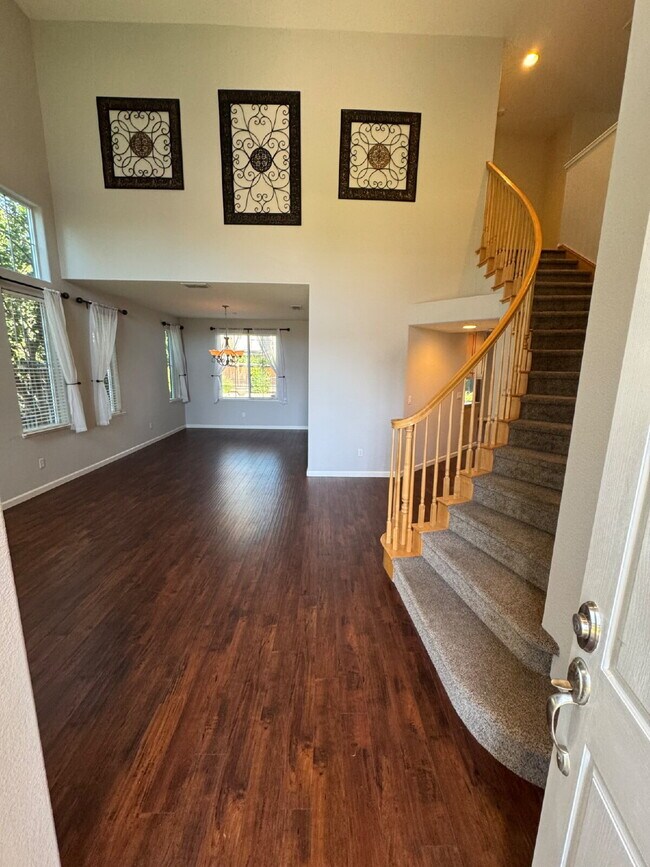 Building Photo - Beautiful 4 Bedroom, 3 Full Bath in Perfec...