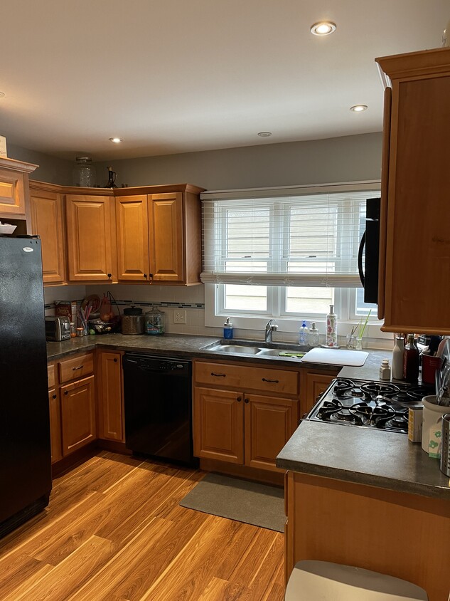 Primary Photo - 323 Parkside Ave