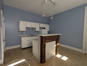 Building Photo - 2143 W Clifton Ave