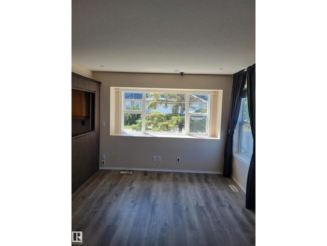 Building Photo - 230 Edwards Dr SW