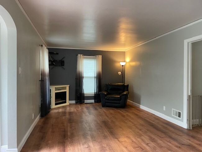 Building Photo - House For Lease