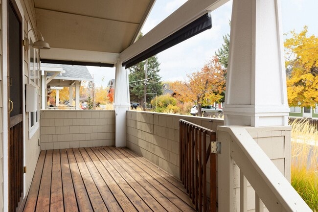 Building Photo - Remodeled & Charming 4 bed/3 bath w/ Yard ...