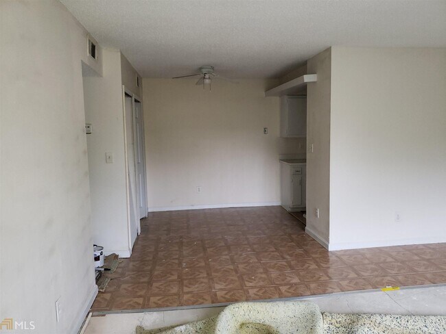 Building Photo - 1409 Camelot Dr