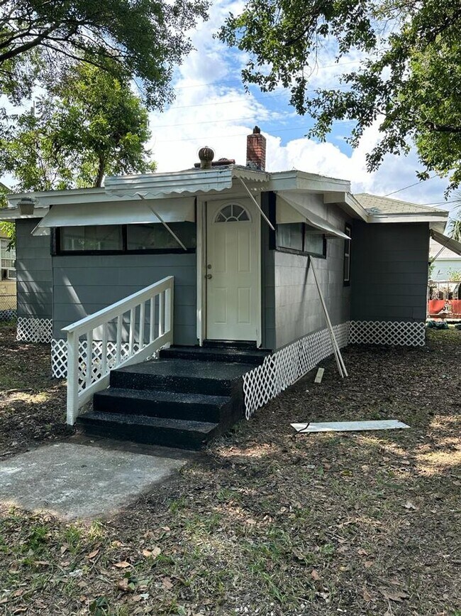 Foto del edificio - Fully Renovated 2/1 + Bonus Room Single Family Available Now!