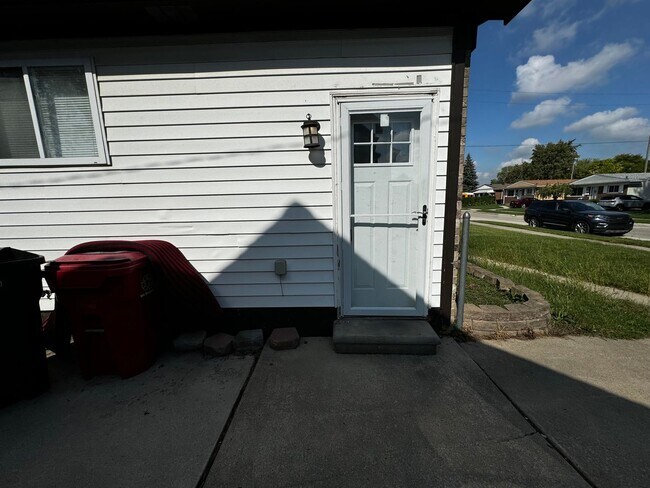 Foto del edificio - 3 Bed 1.5 Bath Home In Roseville