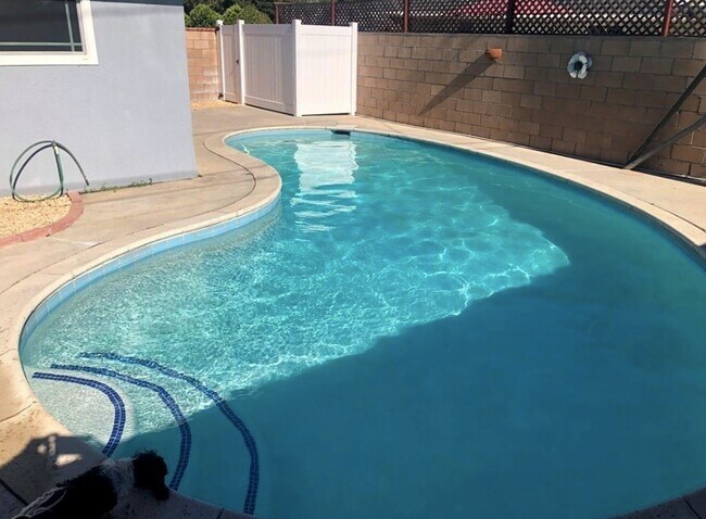 Foto del edificio - 1492 Rosehill Dr