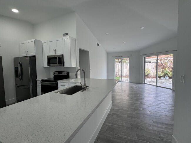 Foto del edificio - 5593 NW 102nd Pl