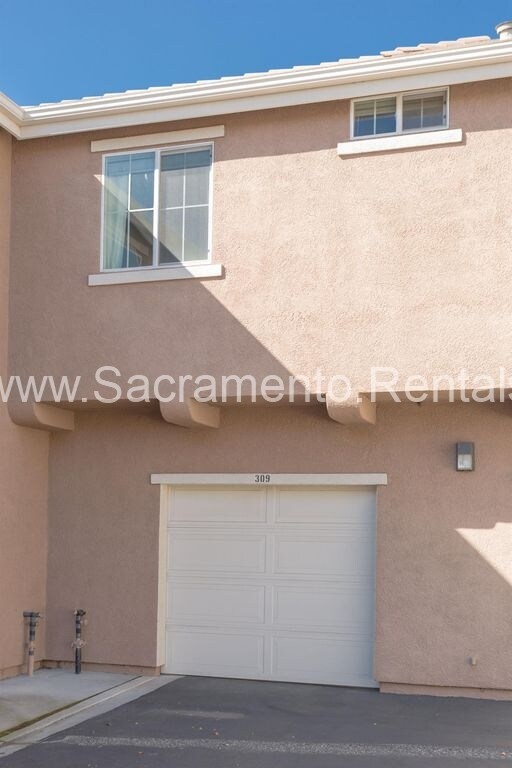 Building Photo - Very Nice Roseville 2bd/2ba Condo with Garage