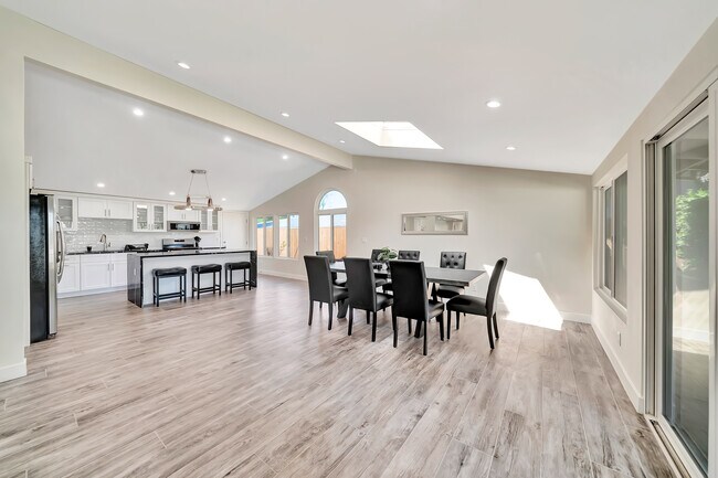 Foto del edificio - 5852 McDonie Ave