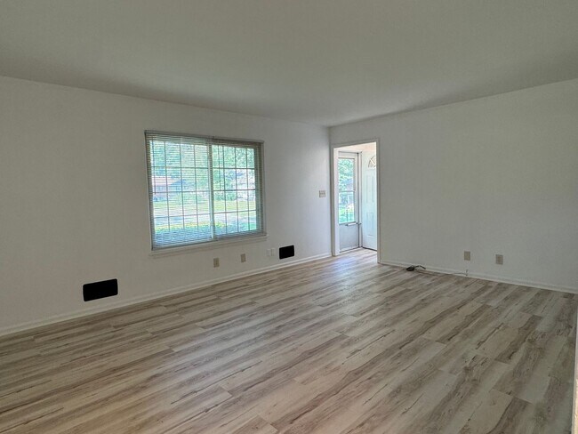 Building Photo - {6617} Move in ready + Updated + Attached Garage