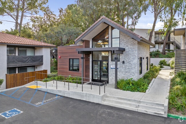Building Photo - Arrive Rolling Oaks