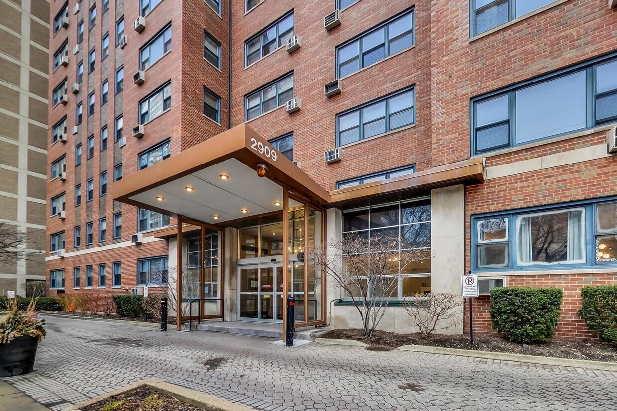Foto principal - 2909 N Sheridan Rd