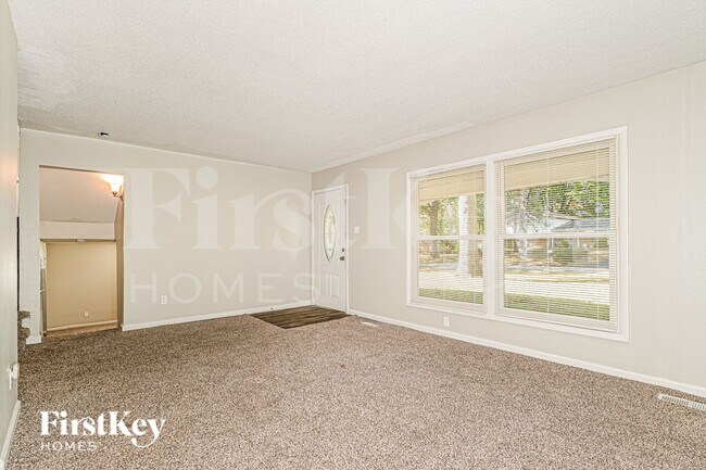 Foto del edificio - 6680 Foxshire Dr