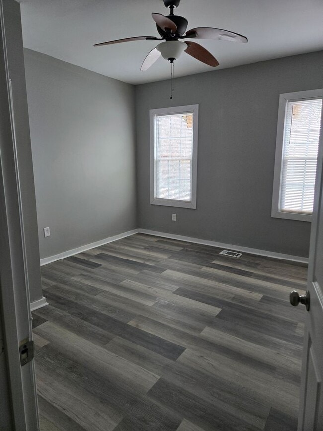 Building Photo - Renovated 3bed 2bath