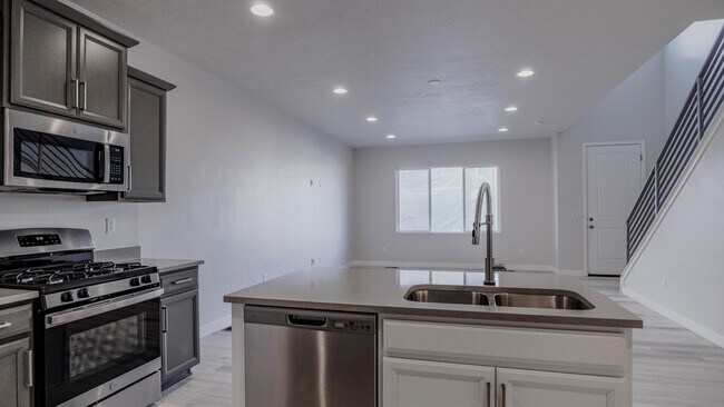 Building Photo - 15083 S Reins Wy