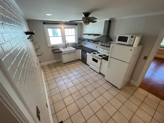 Building Photo - 2024 Chesterfield Ave
