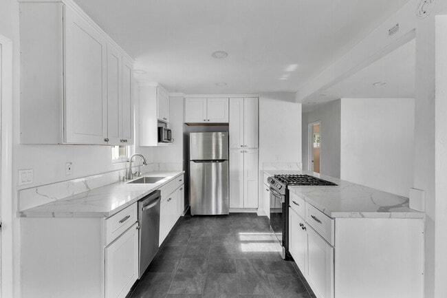Building Photo - 1222 Willowside Ter
