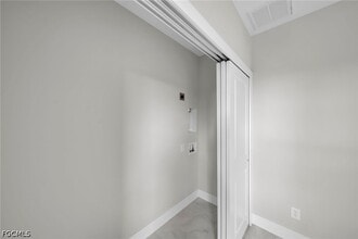 Building Photo - 462 Lampion Ave S