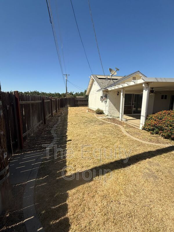 Building Photo - 473 W Deodar Ln
