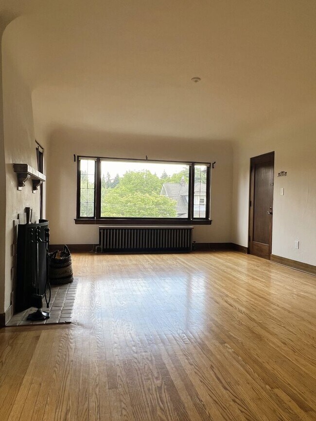 Building Photo - Stunning Historic 1bed + den in Montlake