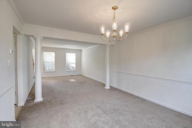 Building Photo - 4809 Clarendon Dr