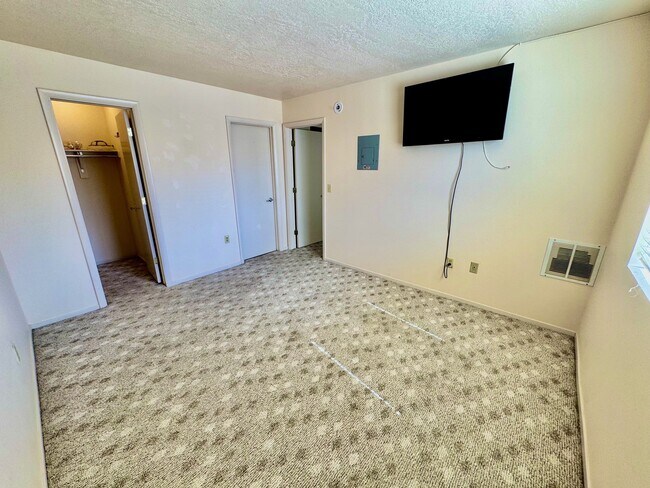 Dormitorio con armario y acceso al baño. - 100 Pulsipher Ln