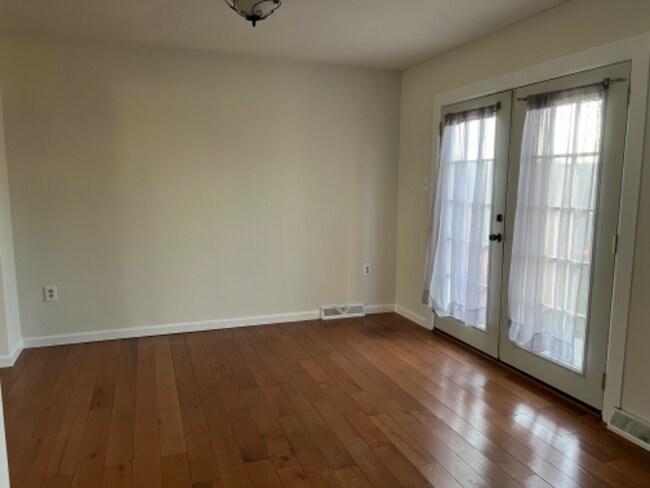 Building Photo - 505 E Linden St