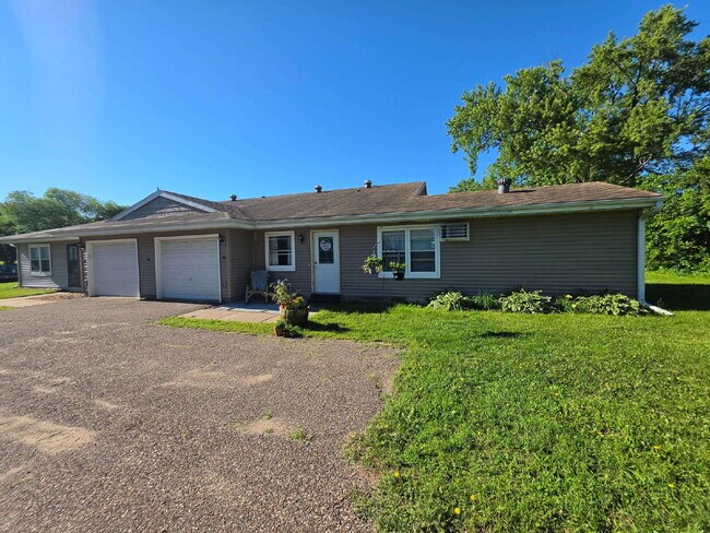 Foto del edificio - 2 Bedroom, 1 Bathroom with Attached Garage & Patio